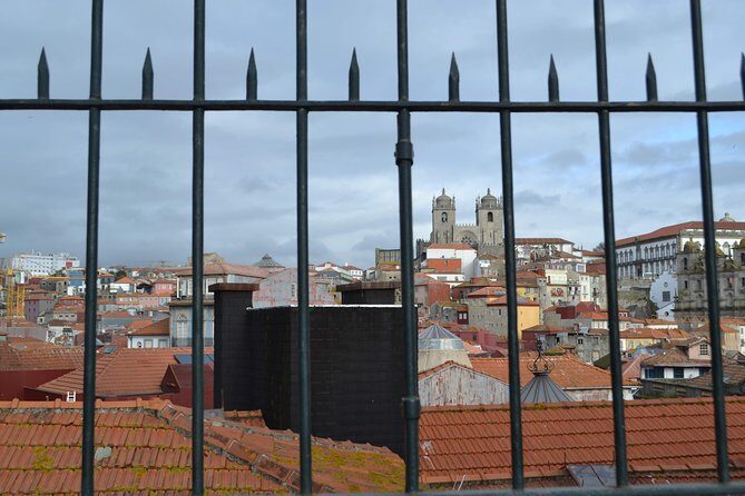 3-Hour Porto Jewish Heritage Walking Tour with Local Guide - Chafariz da Porta do Olival and ghetto gate stories