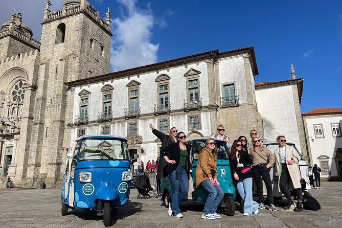 3h30 tour in Porto by Tuk Tuk - São Bento Railway Station: 20,000 Hand-Painted Tiles