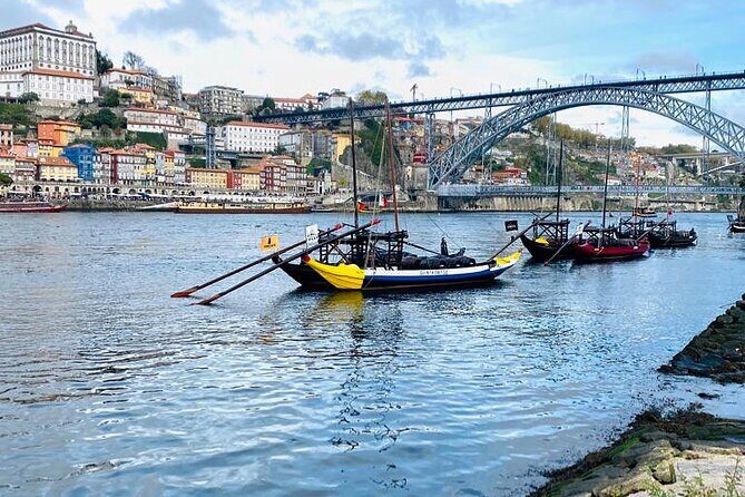 3h30 tour in Porto by Tuk Tuk - Universidade do Porto and Praça dos Leões: Square-Level Context