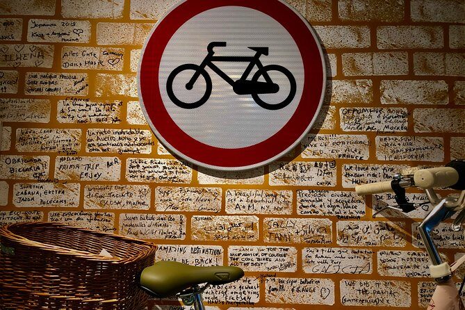 Aveiro Bike Rental - 5/8 hours - Picking up your Aveiro bike at Biclaria