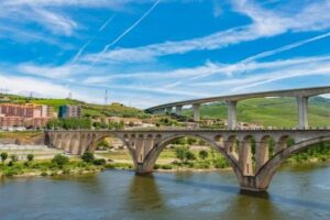 Boat Trip to Régua Through the Douro Valley with Breakfast and Lunch - Crestuma–Lever Dam Crossing: The Douro’s Engineering Moment