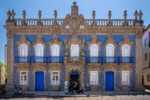 Braga: Flexible Walking Tour in Historic Center - Campo das Hortas Square and Porta Nova: your easy entry into old Braga
