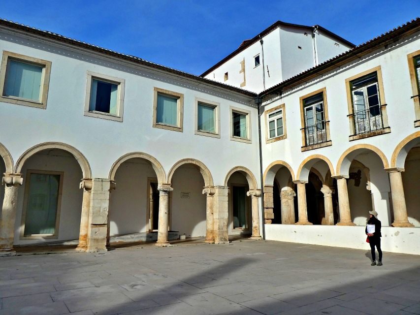 Coimbra: Discover the Charms and Highlights Walking Tour - Where to meet your guide (and how to recognize them)