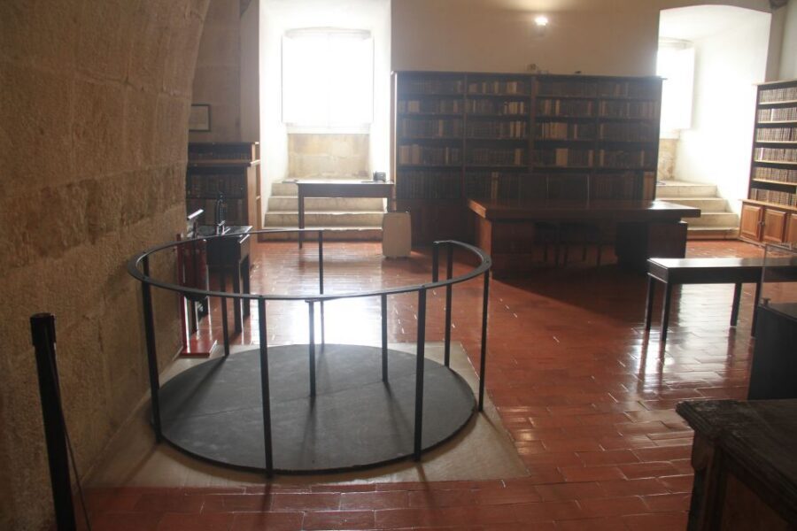 Coimbra: University of Coimbra Guided Tour - New Cathedral area and the student traditions you can still spot