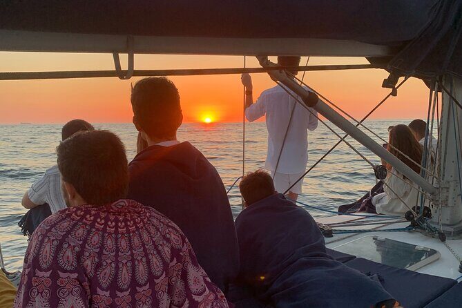 Douro Sunset Sailboat Experience in Porto - Drinks and snacks: the Porto Tónico + special cocktail moment
