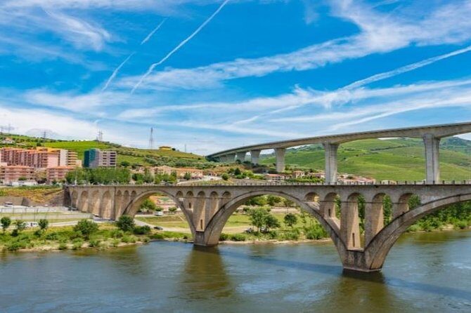 Douro Valley and Régua Panoramic Cruise with Lunch from Porto - From São Bento to Régua: a smooth start that beats self-driving