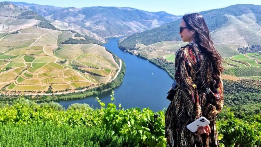 Douro Valley-Expert Guide-Boat-Lunch-Tastings PremiumService - One hour on the river: the barrel-boat cruise in Pinhão