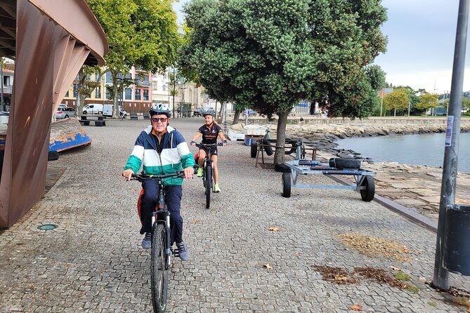E Bike Porto Downtown and Sightseeing bike tour - From Busy Streets to a Quieter Waterfront Stretch