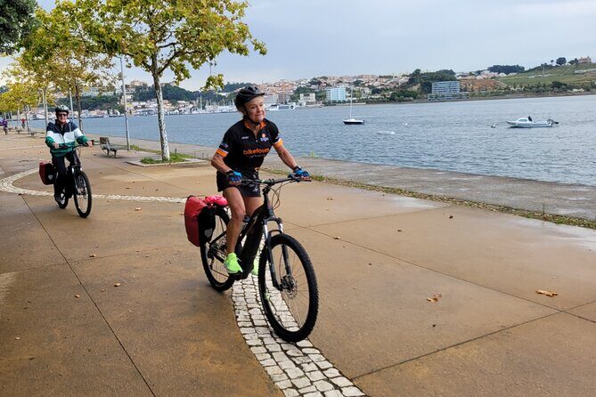 E Bike Porto Downtown and Sightseeing bike tour - The Final Avenue: Traffic, Hills, and Cobblestones