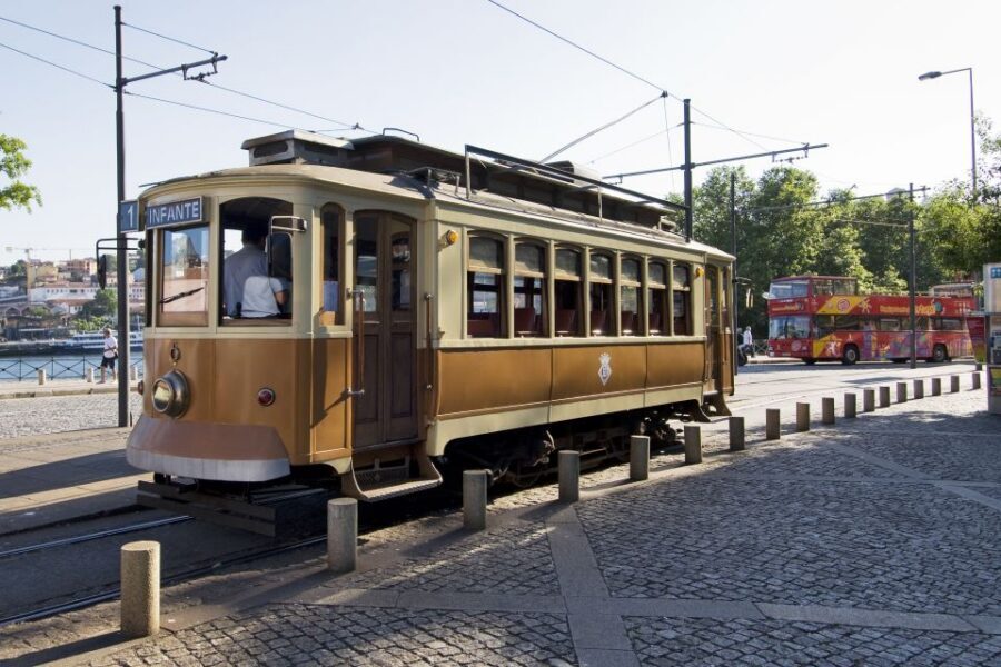 Essential Porto Walking Tour - The guides and the vibe: why the experience feels easy