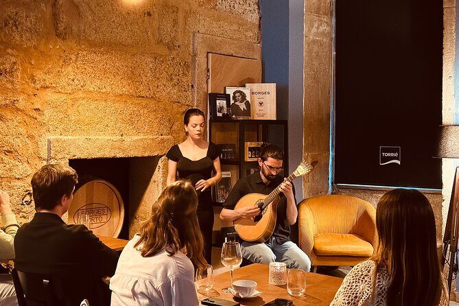 Fado Concert with Welcome Drink - Clube Real Do Fado: Small Room, Big Attention