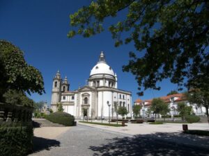 From Porto: Braga and Guimarães Full-Day Trip with Lunch - Getting From Porto: A Straightforward Morning Transfer