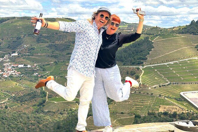 From Porto: Douro Valley Tour with 2 Wineries, Lunch and Cruise - From Trindade to the Douro Valley: the 8:45 start matters