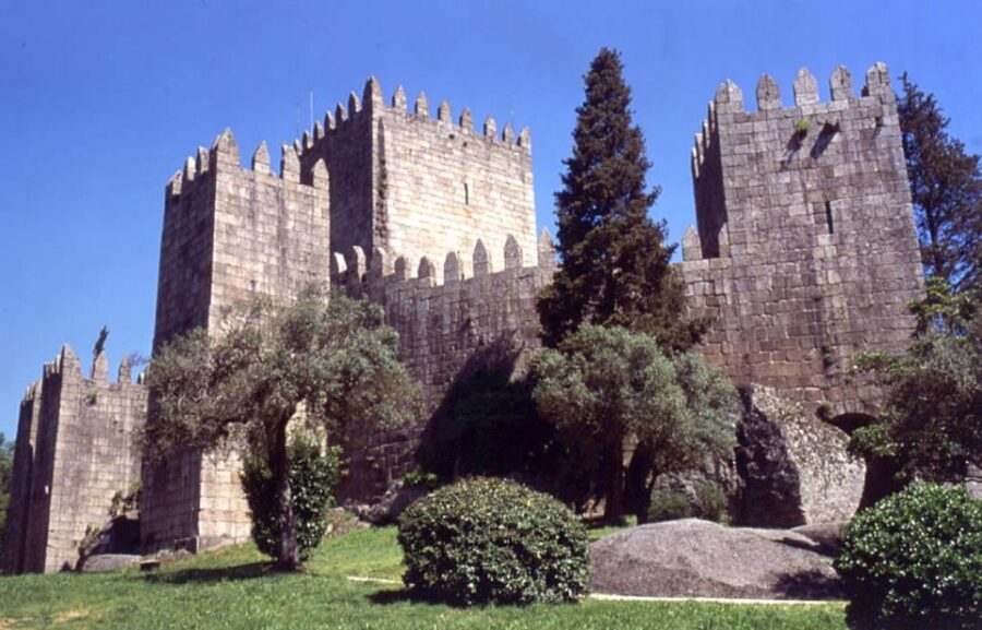 From Porto: Full-Day Trip of Minho Region - The guided walking tour through UNESCO Guimarães