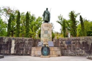 Full-Day Braga & Guimarães Guided Semi-Private Tour with Lunch from Porto - Se de Braga Cathedral Plus the Jardim de Santa Bárbara Break