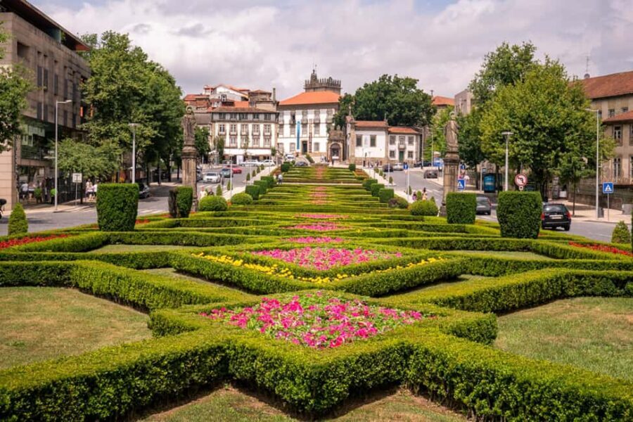 Guimarães: Flexible Walking Tour in Historic Center - Back Along the Walls: The Pedestrian Footpath Return