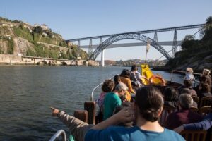 Half Day City Tour with Six Bridges Cruise and Wine Tasting - Meeting Point and Getting Around by Air-Conditioned Coach