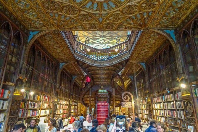 Harry Potter and Lello Bookshop Tour : Highlights and Hidden Gems - The Gryfinndor Fountain Stop: A Fun Break From Pure Sights