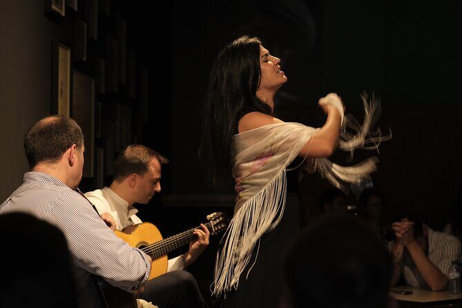 Ideal Clube de Fado - The Small Glass of Port: Included, but Keep Your Eyes on the Music