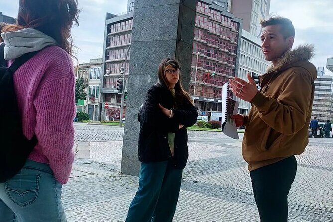 LGBTour Porto: Walk through Porto, discover the LGBTQIA+ History - Chafariz das Virtudes and the Miradouro finale over the Douro