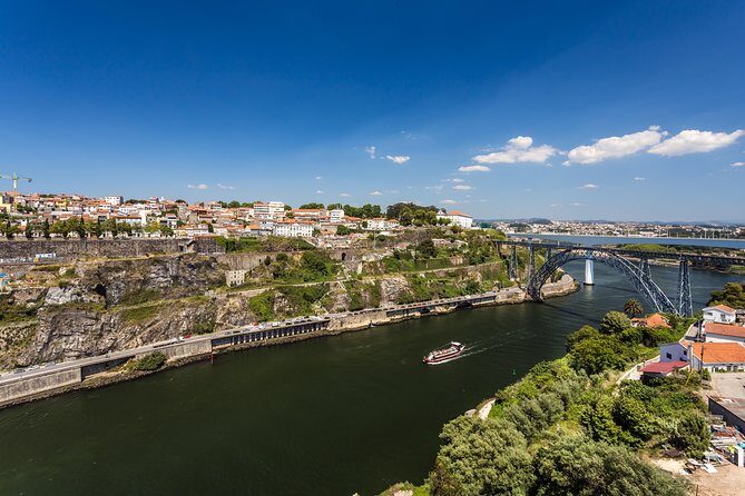 Magictrain e Cruzeiro das 6 pontes - What you see from the mini train: cathedral, bridges, cafés, and towers