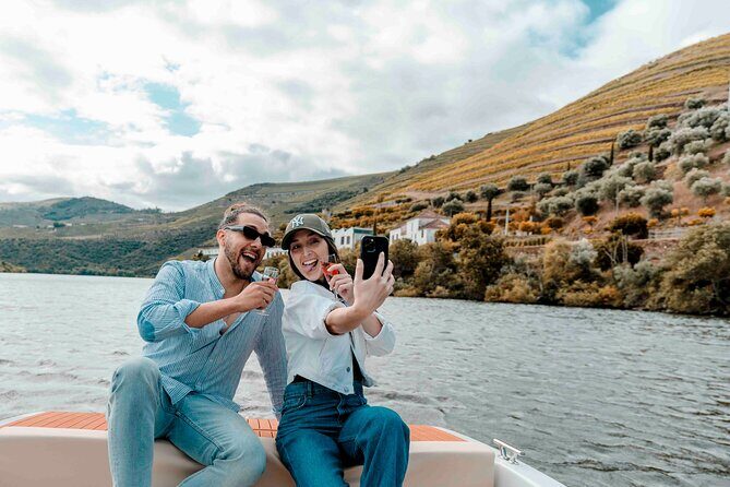 Pinhão: Electric Boat Experience 1h - Taste of Two Wines - The 1-hour route from Pinhão: what you’ll see from the water