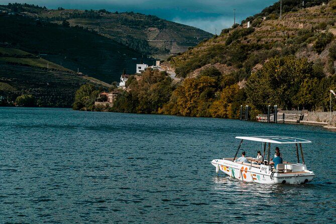 Pinhão: Electric Boat Experience 1h - Taste of Two Wines - Rainy-day comfort: plastic covers, blankets, and best seating