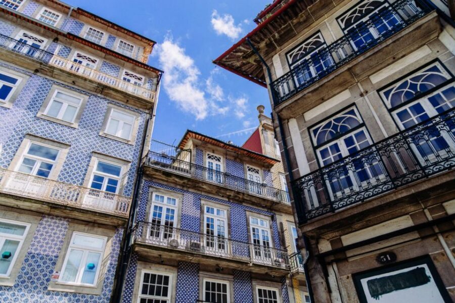 Porto: 1.5-Hour Private Kick-Start Tour with a Local - Sāo Bento train station: using a landmark as a compass