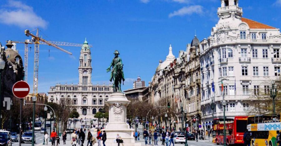 Porto: 1.5-Hour Private Kick-Start Tour with a Local - Praça de Gomes Teixeira: your simple starting line
