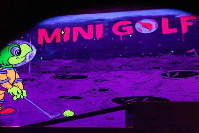Porto: 18-Hole Indoor Mini Golf Ticket with UV Light Courses - Who this ticket suits best (and who should skip it)