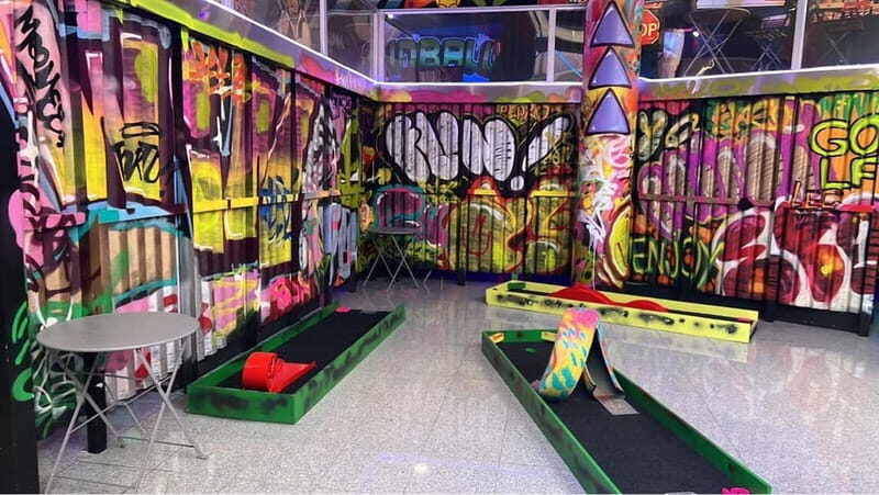 Porto: 18-Hole Indoor Mini Golf Ticket with UV Light Courses - Your 18 holes: how the natural light course changes the feel