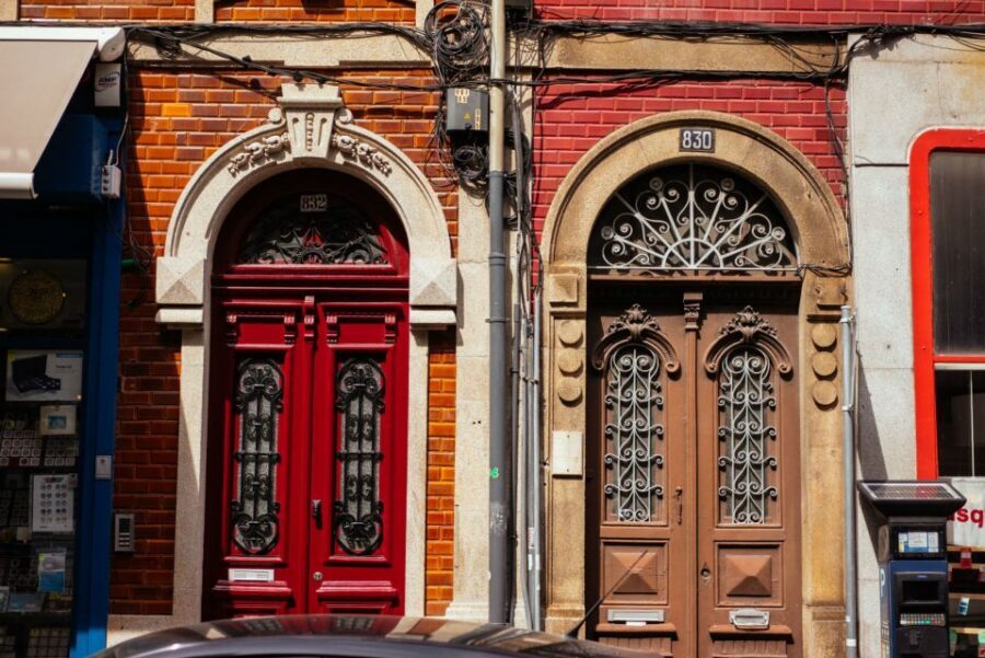 Porto: 2.5-Hour Private City Tour Off the Beaten Track - Rua das Flores: When a Street Becomes a Timeline