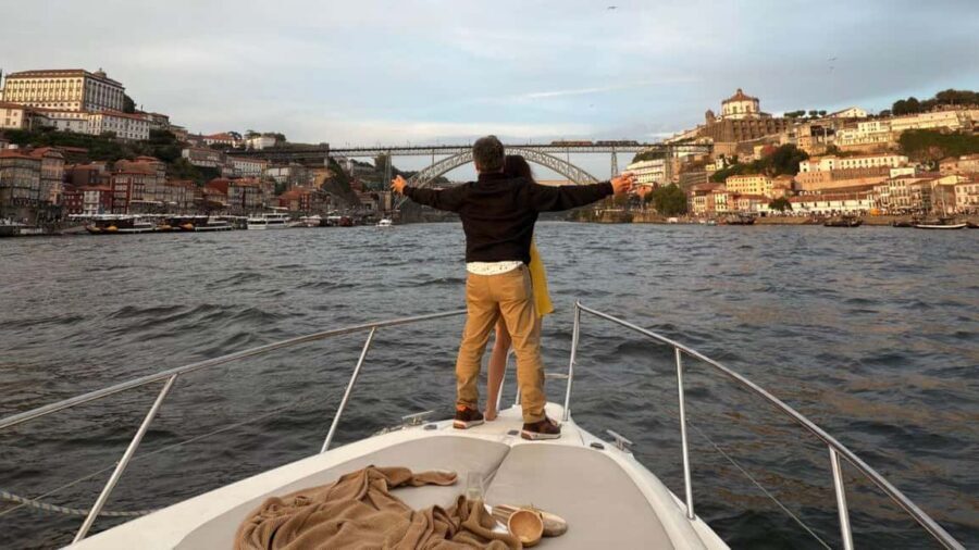 Porto: 6 Bridges Yacht Cruise with Local Wine & Snacks - Ribeira do Porto and Gaia: the view that teaches you fast