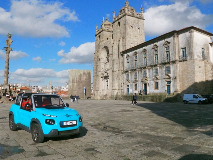 Porto: a ride along the coast in a fun eco-friendly car - Gonçalves Zarco Square (rotunda do Castelo do Queijo): the beach comes into view