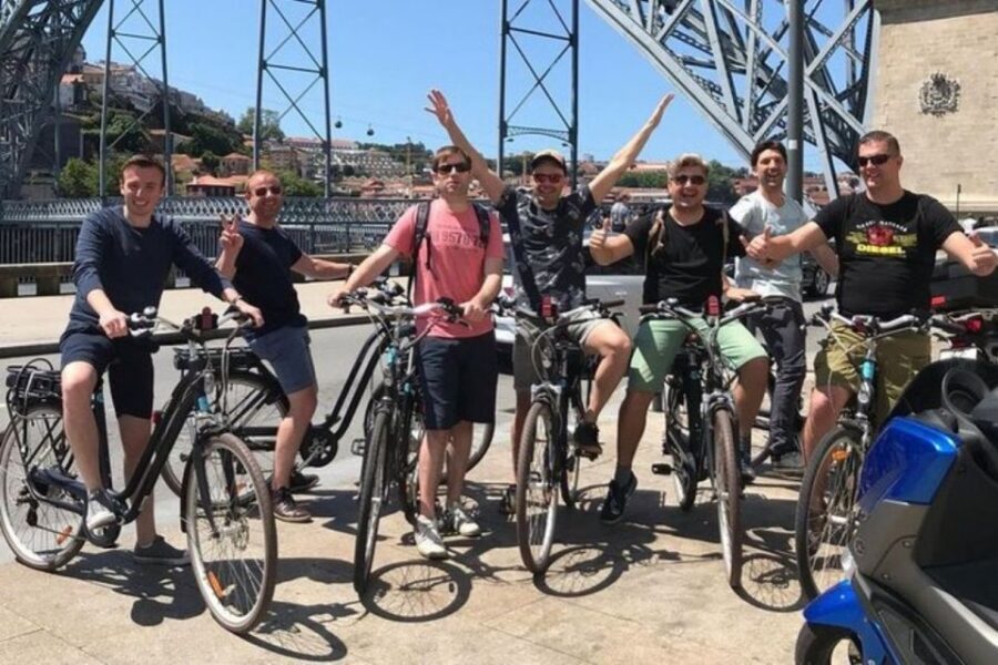 Porto: Bicycle Rental - What you get with the rental: helmet, padlock, and actual support
