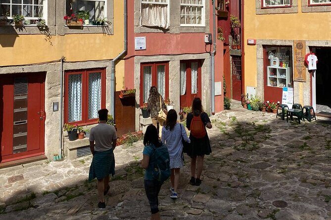 PORTO city Walking Tour - Igreja dos Carmelitas: two churches, one of the tightest layouts in Porto