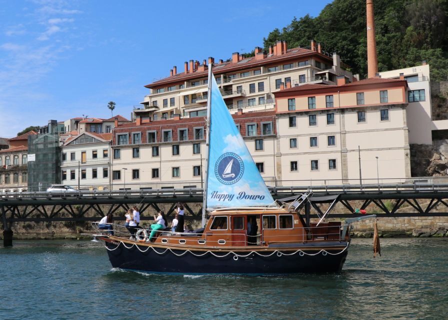 Porto: Classic Sailboat Cruise Along the Douro River - Drinks, welcome sip, and snack plates: how the food experience fits