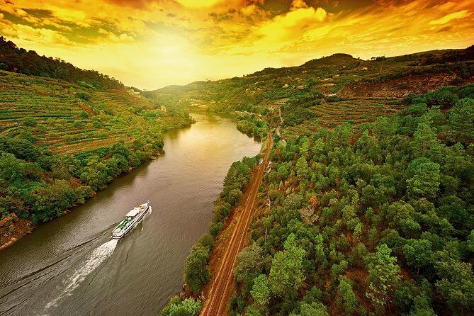 Porto: Day Trip to Douro including lunch and Rivercruise - Cais do Pinhão: the river cruise and the Port-wine moment
