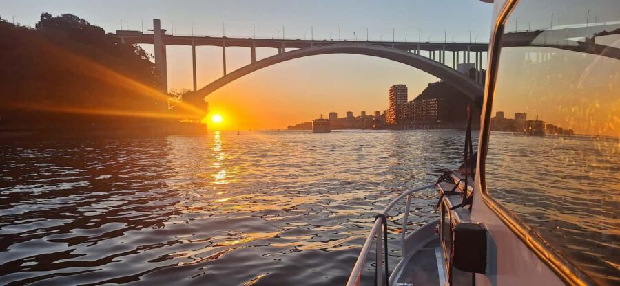 Porto: Douro private cruiser (only for you)6 bridges/sunset - Boarding without the stress: the pace that makes this worth it