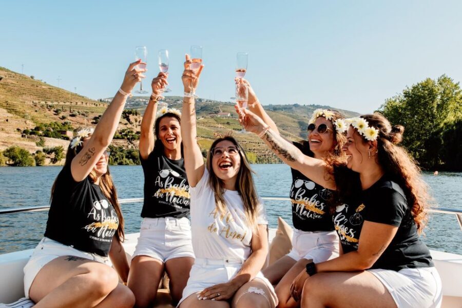 Porto: Douro Valley Full-Day Boat, Train, and Lunch Tour - The train ride through the valley: nostalgia with panoramic views