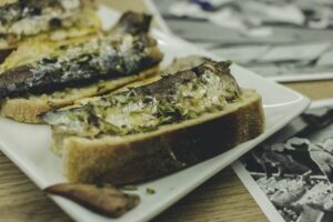 Porto: Evening Local Food Crawl with Drink Pairings - Meeting at Monumento aos Mortos and getting ready to walk