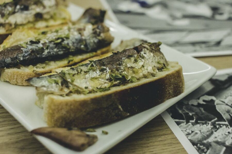 Porto: Evening Local Food Crawl with Drink Pairings - Meeting at Monumento aos Mortos and getting ready to walk