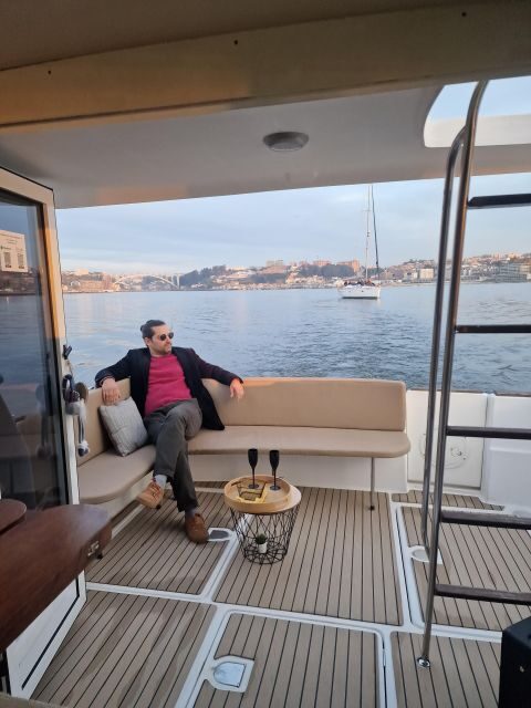 Porto: Guide Boat tour with tasting of 4 Port wines - A route packed with meaning: from Porto corners to monastery views