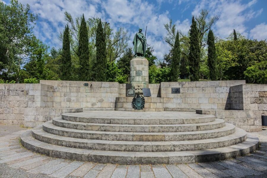 Porto: Guimarães & Braga Tour with Entry Tickets and Lunch - Lunch in Braga and the Vinho Verde pairing that makes the day easier
