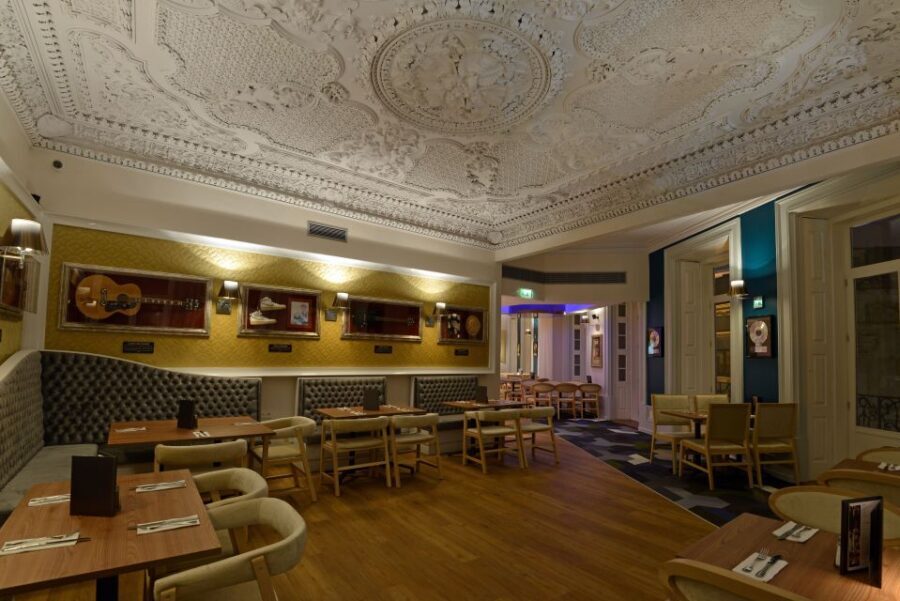 Porto: Hard Rock Cafe Skip-the-Line with Set Menu - Skip-the-line entry and the 1-day structure that saves your time