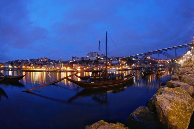 Porto Heritage Night Tour With Fado Show And Dinner Included - Praca da Ribeira dinner: comfort food, clear expectations, and where patience helps