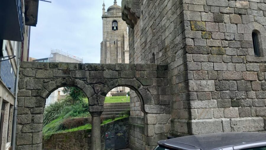 Porto Historic Center: Small Group Walking Tour & Cathedral - Where the tour begins: Câmara Municipal and getting your bearings fast