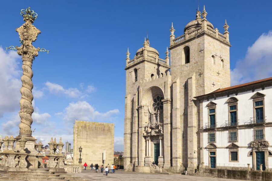 Porto: Historic City Center Walking Tour - São Bento Station tiles: where art turns into a guided lesson