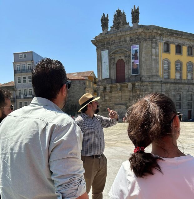 PORTO: Historical Walking Tour - Igreja do Carmo, Vitória Break, and the Rhythm of Old Streets