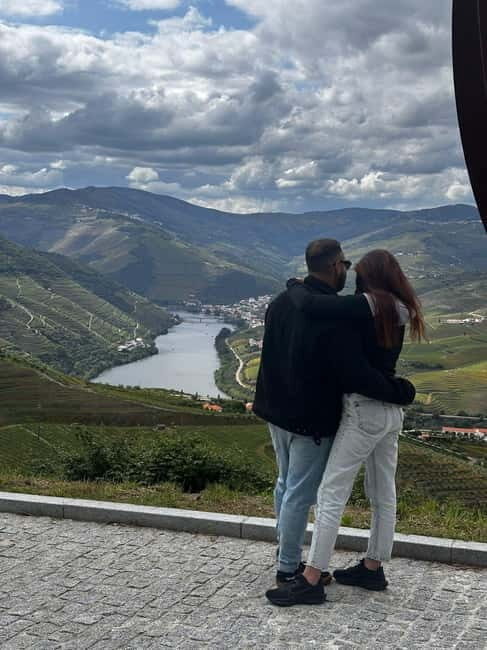 Porto: Premium Douro Valley Small-Group Tour, Cruise & Lunch - Cruising the Douro River in Pinhão With Snacks and Drinks
